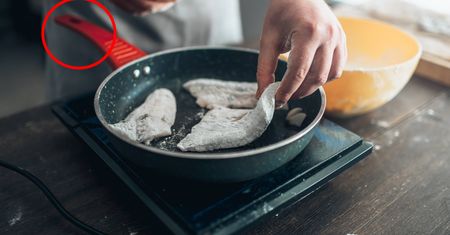 Jest w każdej patelni. Prawie nikt nie wie do czego służy