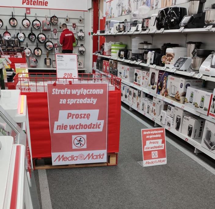 W sklepach Media Markt pojawiły się czerwone taśmy. "Strefa wyłączona ze sprzedaży" 