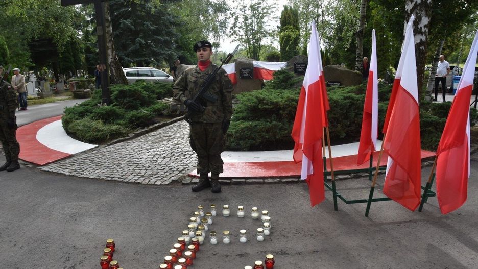 Co roku mieszkańcy Warszawy oddają uroczysty hołd pamięci Powstańców.