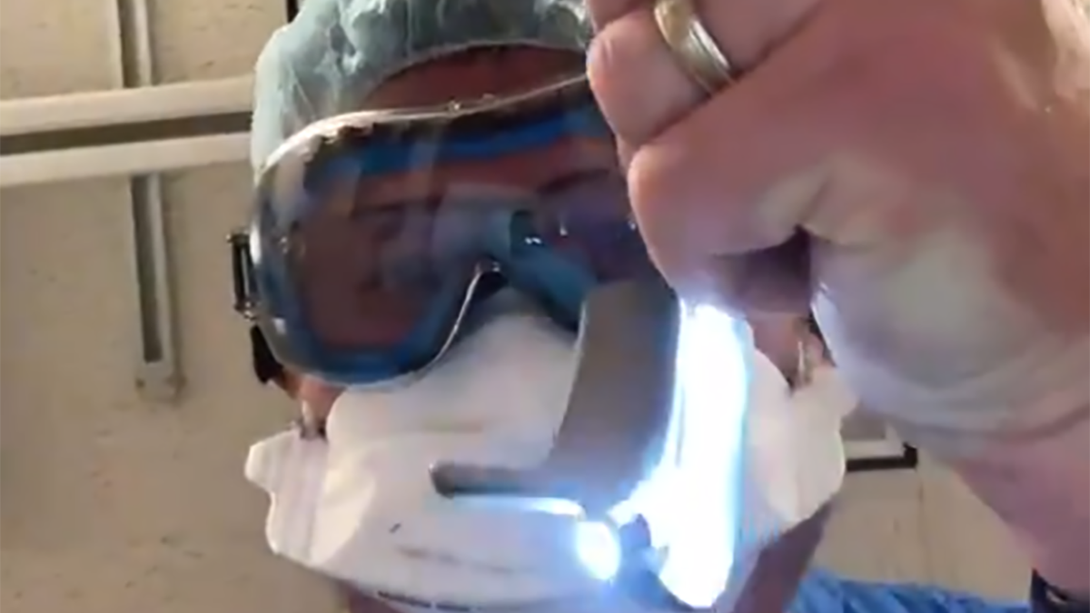 Doktor Kenneth Remy pokazał na nagraniu, jak wyglądają ostatnie chwile przed śmiercią na COVID-19