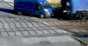 Busiarz zderzył się z rozpędzoną lokomotywą. Żyje, ale teraz czekają go poważne konsekwencje