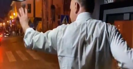 Wybory prezydenckie 2020. Andrzej Duda już wyruszył w trasę. "Co to ma być? Papamobile?"