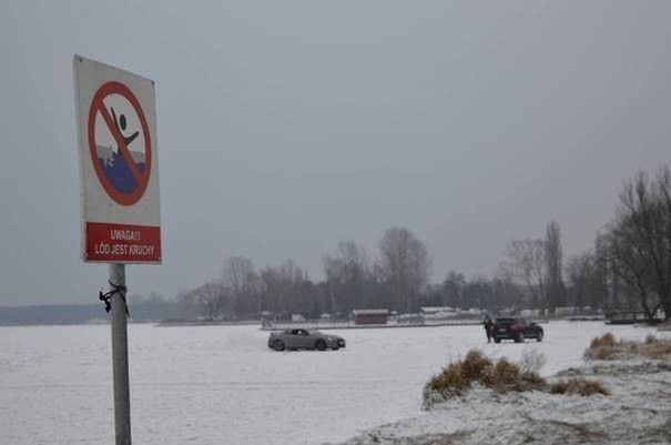 Miłośnicy lodowych atrakcji na Zalewie Zegrzyńskim. "Takie zabawy mogą skończyć się tragicznie"