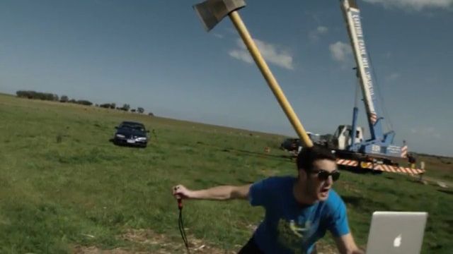 Gigantyczny topór vs. samochód [wideo] 1