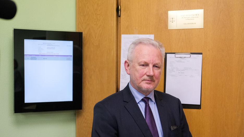 Warszawa, 22.02.2024. Były wiceszef KNF Wojciech Kwaśniak w Sądzie Rejonowym dla Warszawy-Mokotowa, 22 bm. Sąd ogłosił wyrok w sprawie brutalnego pobicia w 2014 r. ówczesnego wiceszefa KNF Wojciecha Kwaśniaka nadzorującego kontrolę w SKOK Wołomin, skazując na karę 10 lat więzienia dla głównego podejrzanego w aferze SKOK Piotra Polaszczyka (jego obrońca wyraził zgodę na publikację nazwiska klienta) i 2 lat więzienia dla współoskarżonego Jacka W. (mr) PAP/Mateusz Marek ***Zdjęcie do depeszy PAP pt. Sąd/ Kary 10 i 2 lat więzienia ws. napaści na wiceszefa KNF w 2014 r.***UWAGA!!! ZAKAZ PUBLIKACJI DANYCH OSOBOWYCH OSKARŻONEGO JACKA W.!!!