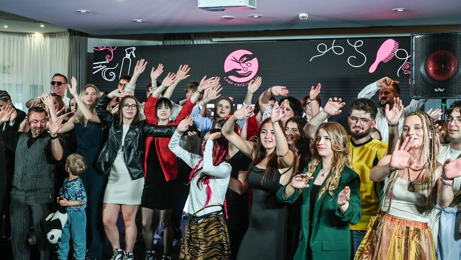 W ramach najnowszego projektu Fundacja Instytutu Fale Loki Koki zaprosiła około trzydzieścioro dzieci - podopiecznych domów dziecka do udziału w wydarzeniu pn. Camp Fryzjerski. Od poniedziałku, 14 lipca, w Bydgoszczy uczestnicy pod okiem specjalistów szlifowali swoje zawodowe umiejętności. Finał akcji - uroczysta gala połączona z pokazem fryzjerskim - miał miejsce w czwartek, 17 lipca, w Hotelu City. 