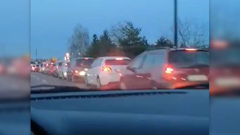 Kolejka aut do stacji paliw przy ul. Kusocińskiego w Świdniku