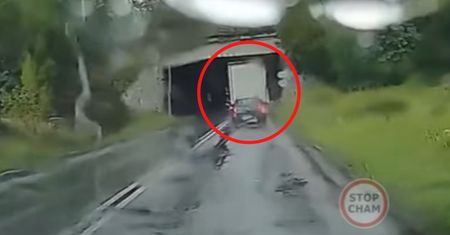 Ciężarówka pod wiaduktem. I nagle huk. Wszystko się nagrało