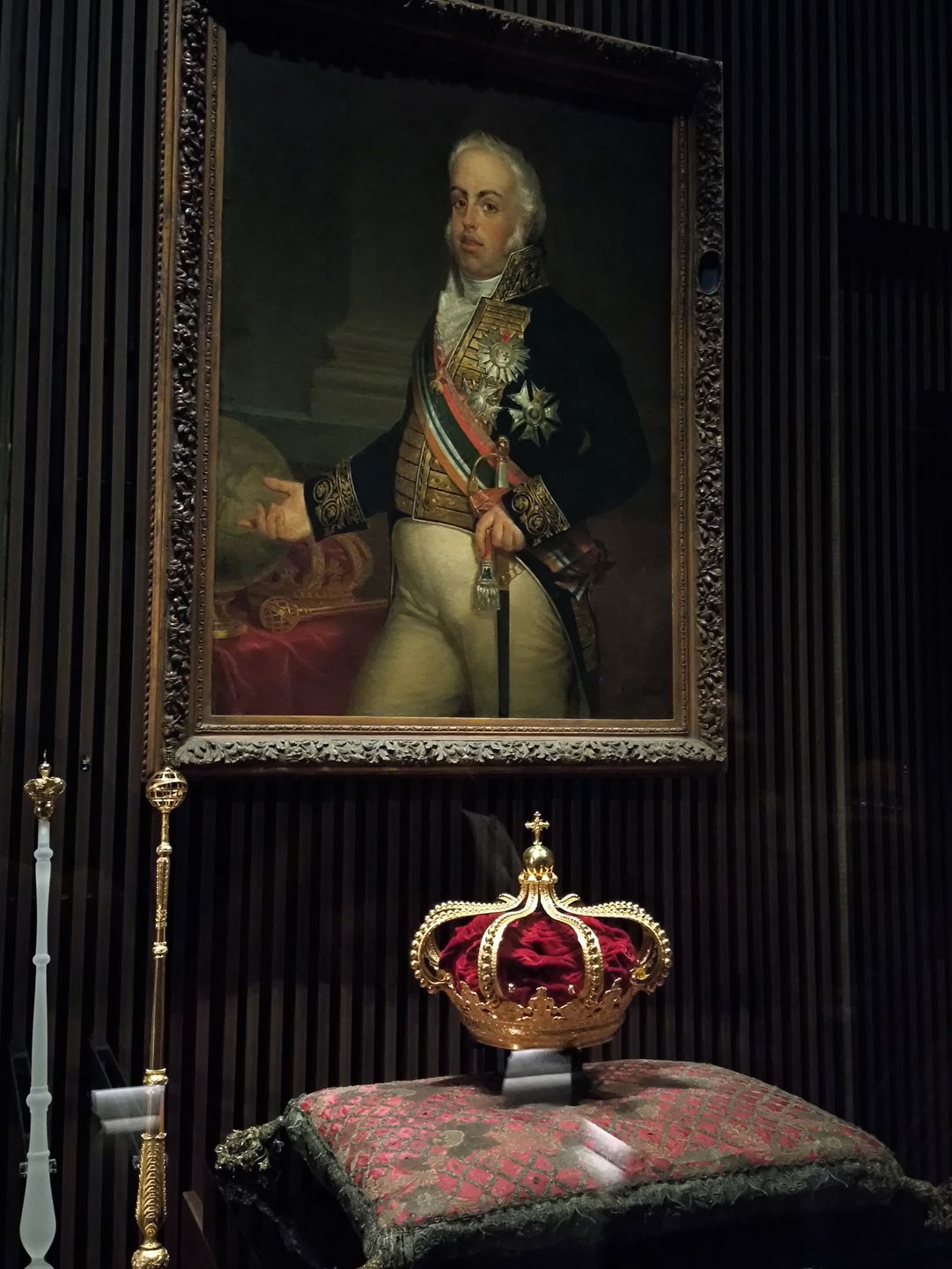 Portret przedstawiający króla Jana VI oraz korona