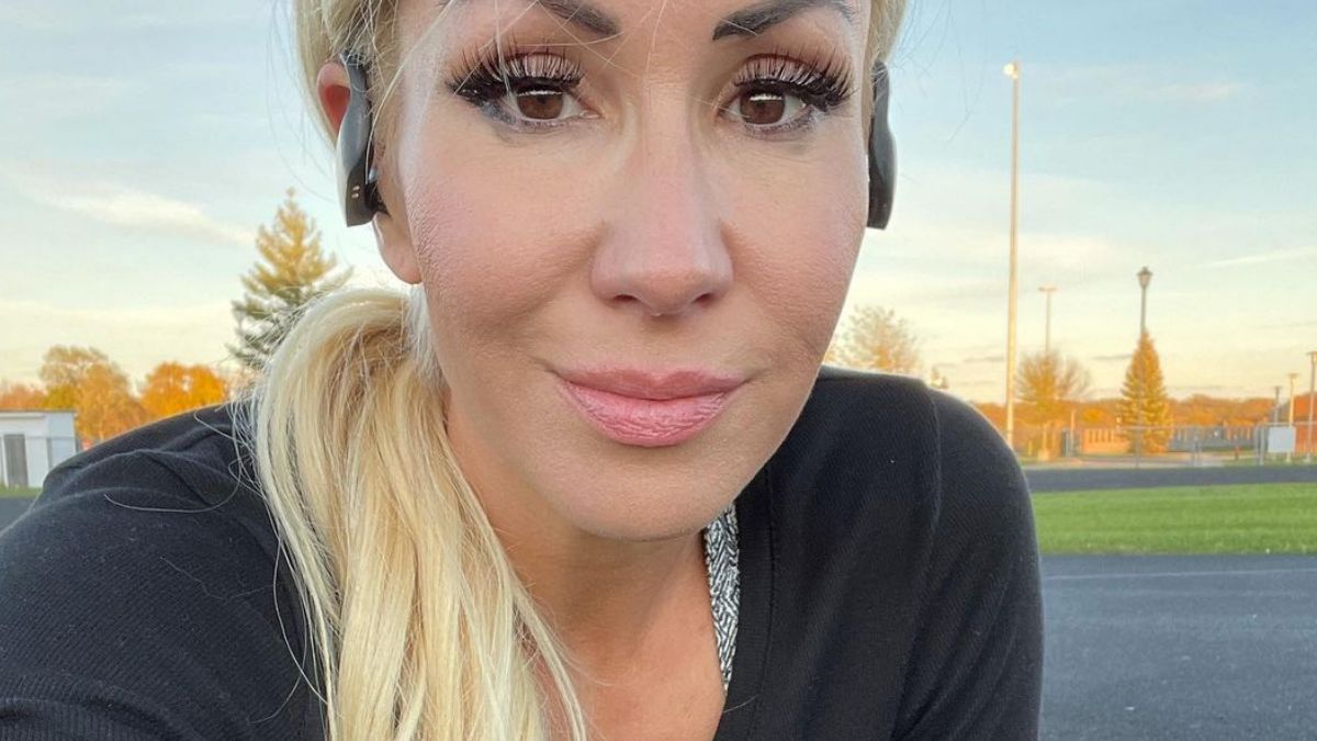 Maggie Thorne została upomniana przez obsługę samolotu. Chodziło o jej strój. 