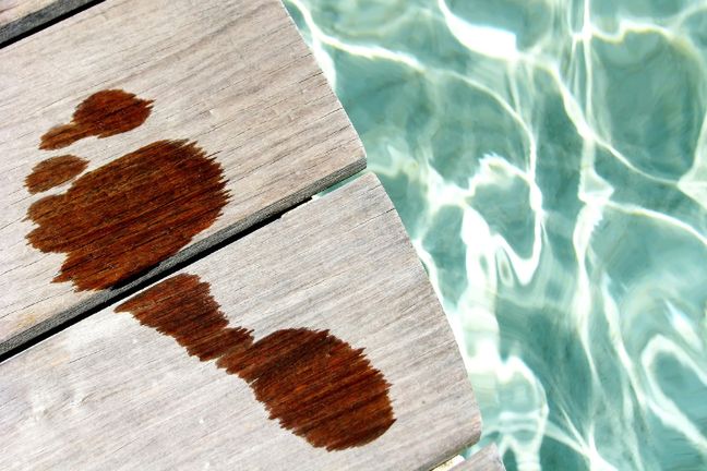 Grzybica stóp to częsty problem wśród osób, które korzystają z basenu. Im wcześniej zauważymy objawy i podejmiemy leczenie, tym większe szanse na szybkie pozbycie się infekcji