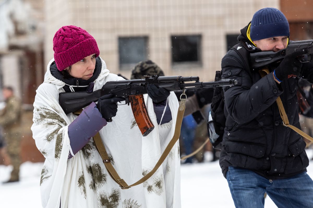 Підготовка жінок до оборони в Києві (Photo by Dominika Zarzycka/SOPA Images/LightRocket via Getty Images)