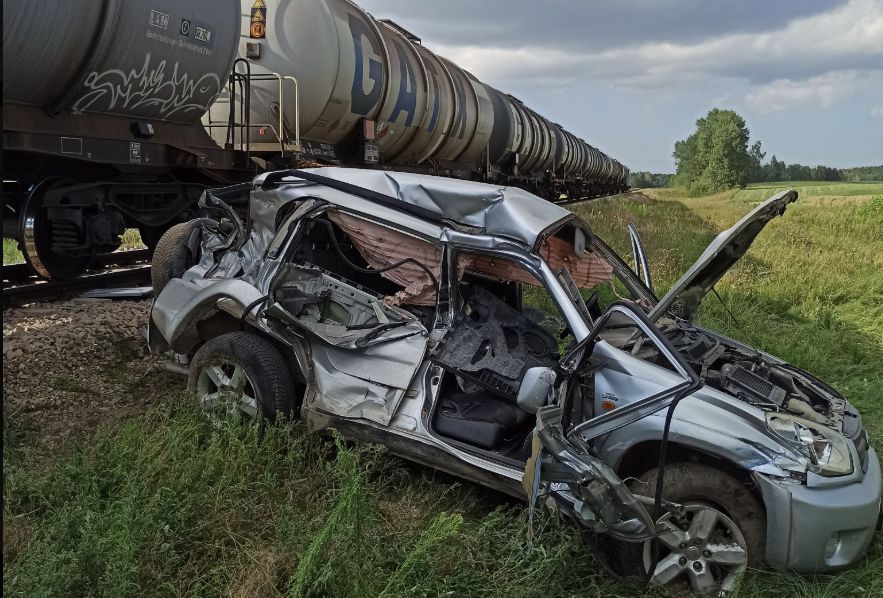 Kierowca wjechał pod pociąg. Wstrząsające nagranie
