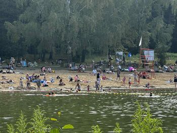 Łódź: Plaża w Arturówku tętni życiem. Lody, gofry, plaża i kąpielisko przyciągają mieszkańców w upalne dni