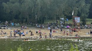 Łódź: Plaża w Arturówku tętni życiem. Lody, gofry, plaża i kąpielisko przyciągają mieszkańców w upalne dni