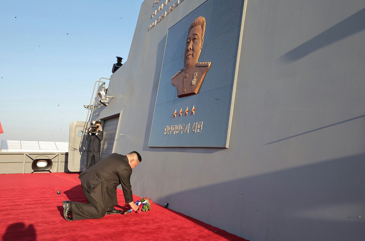 Kim Jong Un kritisiert Stapellauf-Fiasko eines Kriegsschiffs