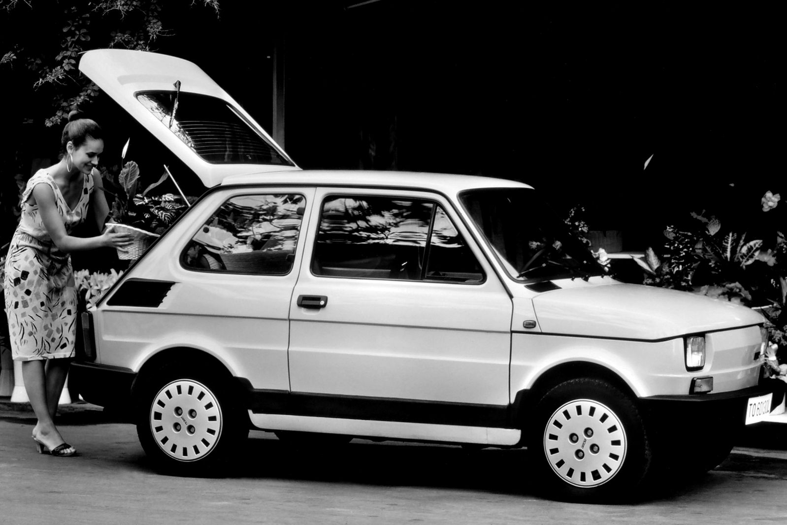 Fiat 126 BIS z zupełnie innym silnikiem, chłodzeniem wodnym i dwoma bagażnikami.