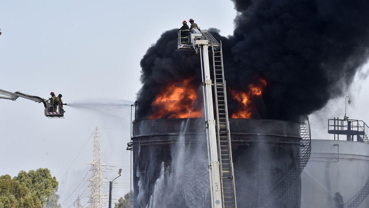 Pożar w zakładzie naftowym Zahrani w Libanie. 
