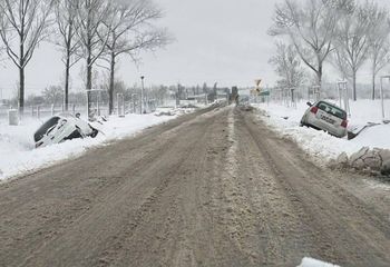 Opady śniegu paraliżują Polskę. Samochody w rowach, powalone drzewa
