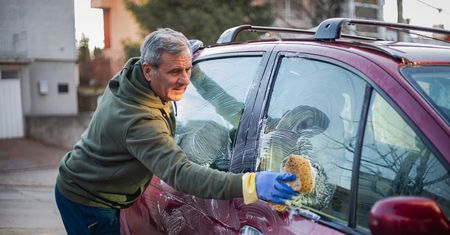 Chcesz myć auto pod blokiem? Lepiej sprawdź, kiedy możesz dostać mandat