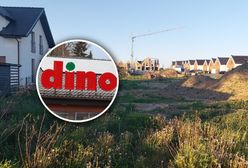 Dino na środku osiedla? Mieszkańcy wkurzeni. Widok na betonowy płot