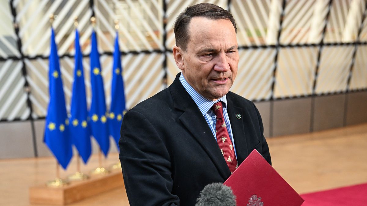 Bruksela, Belgia, 29.01.2026. Wicepremier, Minister Radosław Sikorski rozmawia z mediami po zakończeniu posiedzenia Rady do Spraw Zagranicznych (FAC) w Brukseli, 29 bm. Spotkanie unijnych ministrów spraw zagranicznych dot. m.in. rosyjskiej agresji na Ukrainę, sytuacji na Bliskim Wschodzie oraz Grenlandii. (jm) PAP/Wiktor Dąbkowski