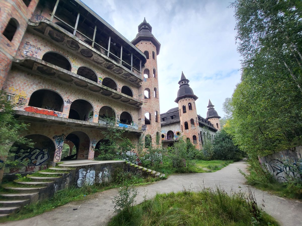 Zamek w Łapalicach koło Kartuz niszczeje od 40 lat