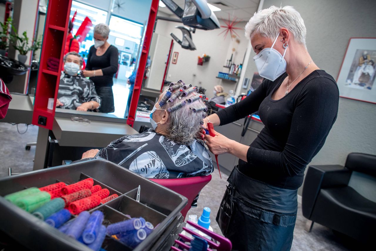 Koronawirus. Kiedy do fryzjera? W wielu salonach na czerwiec nie ma już miejsc