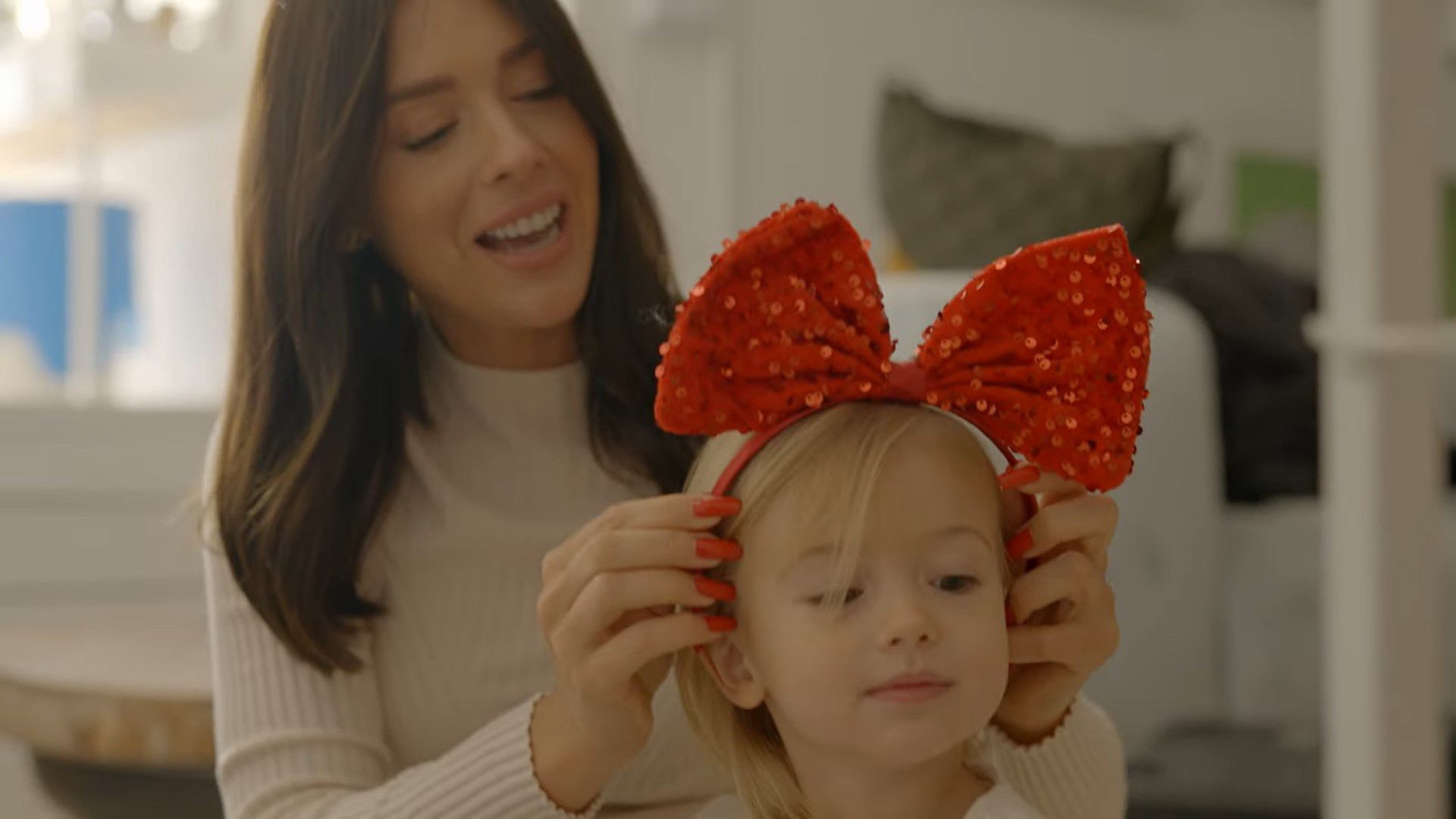 Klaudia Halejcio z córką na planie świątecznej reklamy