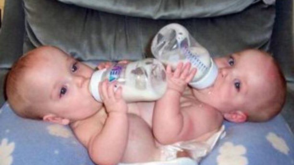 Matka zrzekła się praw rodzicielskich. Tak wyjątkowe trojaczki wyglądają po 20 latach