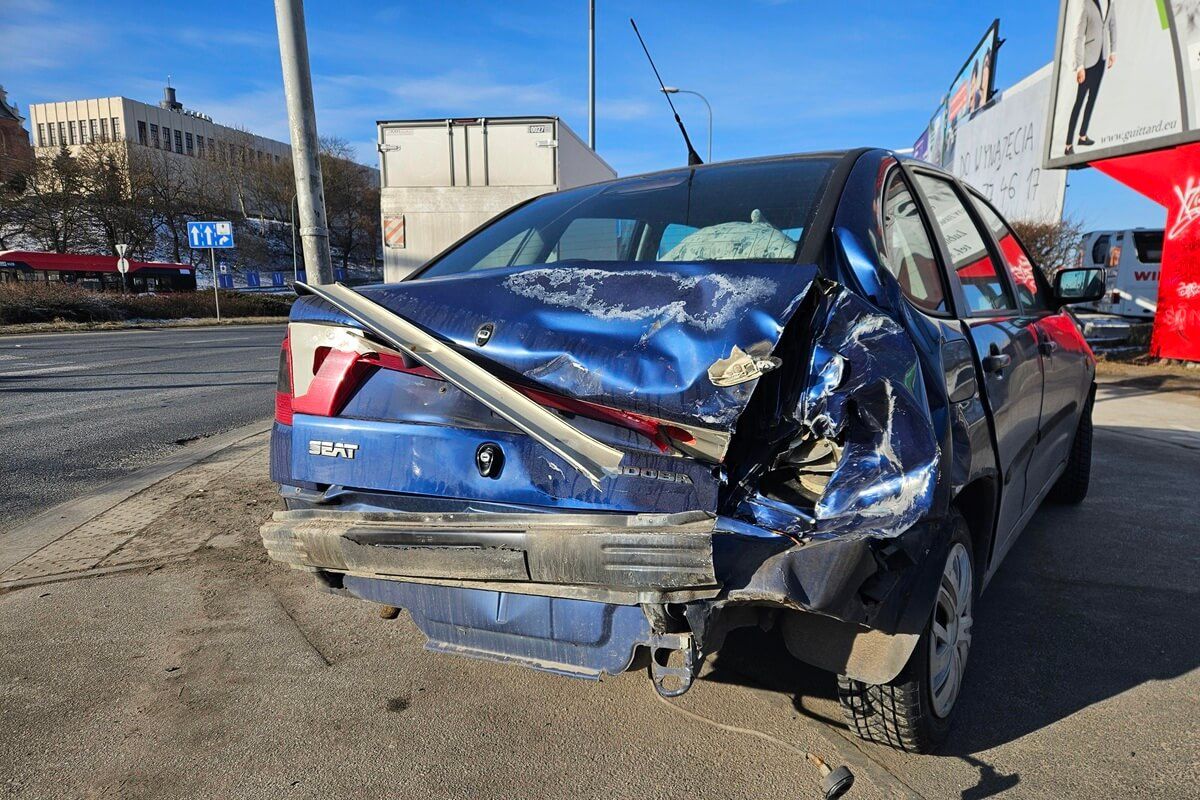 Dostawczy mercedes uderzył w tył seata na a. Tysiąclecia w Lublinie