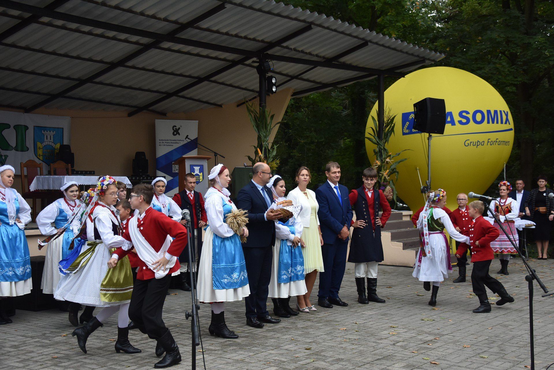 Obrzędy dożynkowe w wykonaniu zespołu Tolija