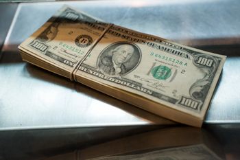 Dolar traci na potęgę. Wykres coraz bardziej "pionowy"