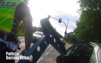 Gorzów: "Dziecko na ręce, auto i do szpitala”. Policjanci eskortowali nieprzytomną 2-latkę