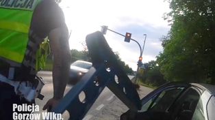 Gorzów: "Dziecko na ręce, auto i do szpitala”. Policjanci eskortowali nieprzytomną 2-latkę