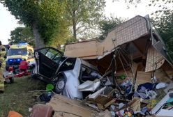 Warmińsko-mazurskie. Tragiczny wypadek, mercedes wjechał w drzewo. Nie żyje kierowca