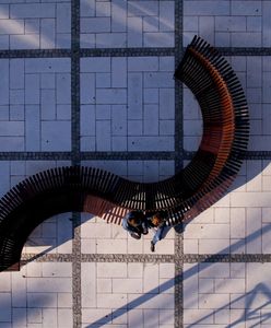 Cena ławki w Krakowie wbija w fotel. Mieszkańcy są oburzeni. "Krew człowieka burzy!"