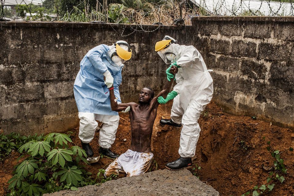 Pierwsze miejsce w kategorii - ogólne newsy, historia zdobyło zdjęcie przedstawiające personel medyczny eskortujący mężczyznę chorego na ebolę, który w amoku uciekł z izolatki. Mężczyzna na zdjęciu zmarł wkrótce po wykonaniu zdjęcia.