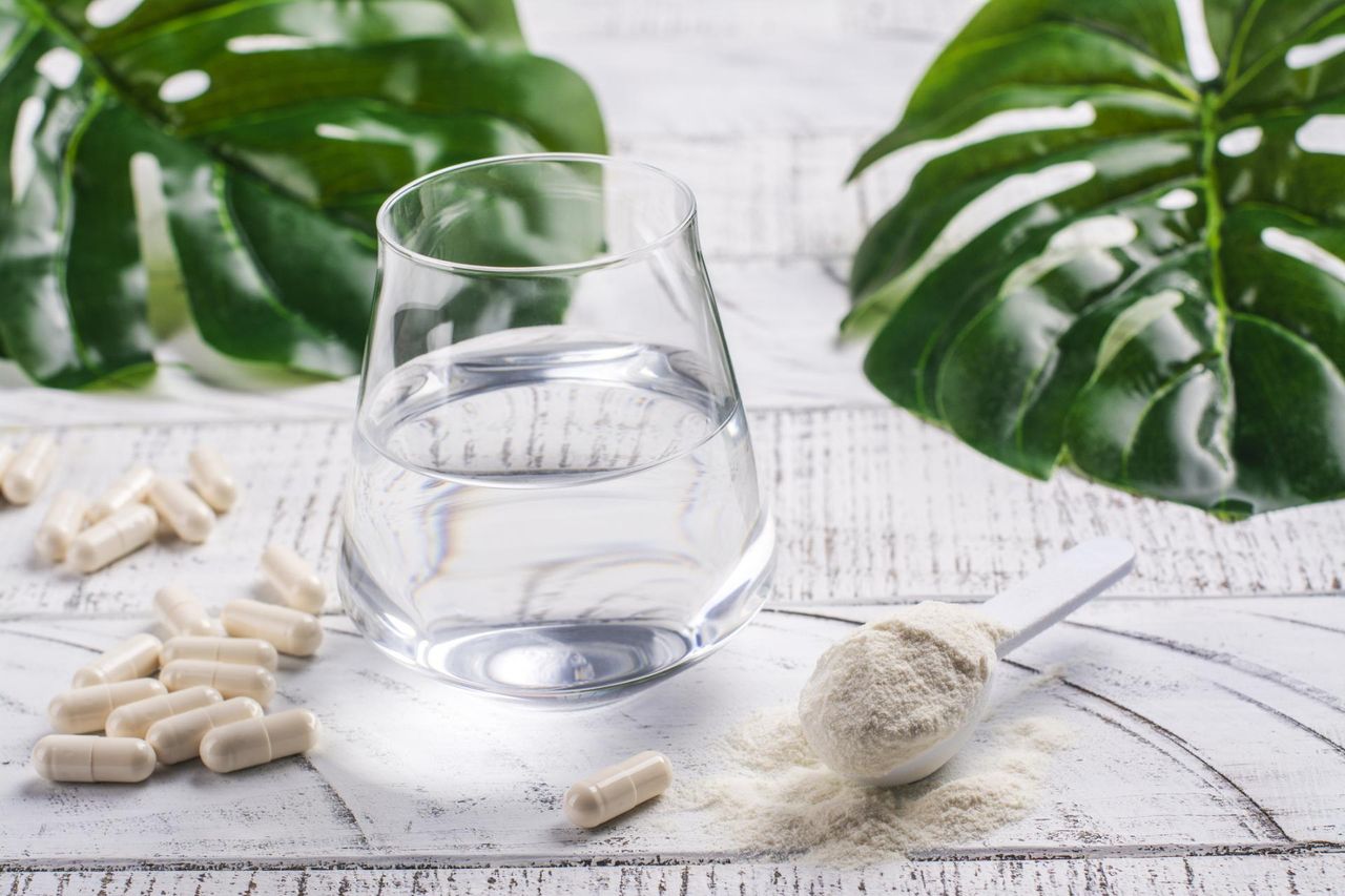 Kolagenowe szoty, tabletki i drinki na skórę, włosy i paznokcie. Pomagają urodzie czy szkodzą portfelowi?