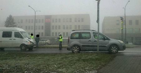 Utrudnienia na al. Witosa po zderzeniu dwóch pojazdów przed przejściem