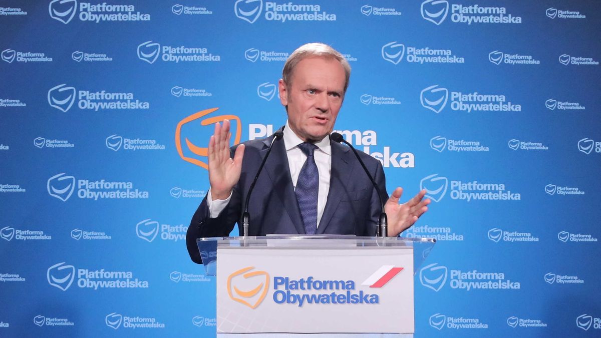 Przewodniczący Platformy Obywatelskiej Donald Tusk krytykuje premiera Mateusza Morawieckiego za podwyżki cen gazu