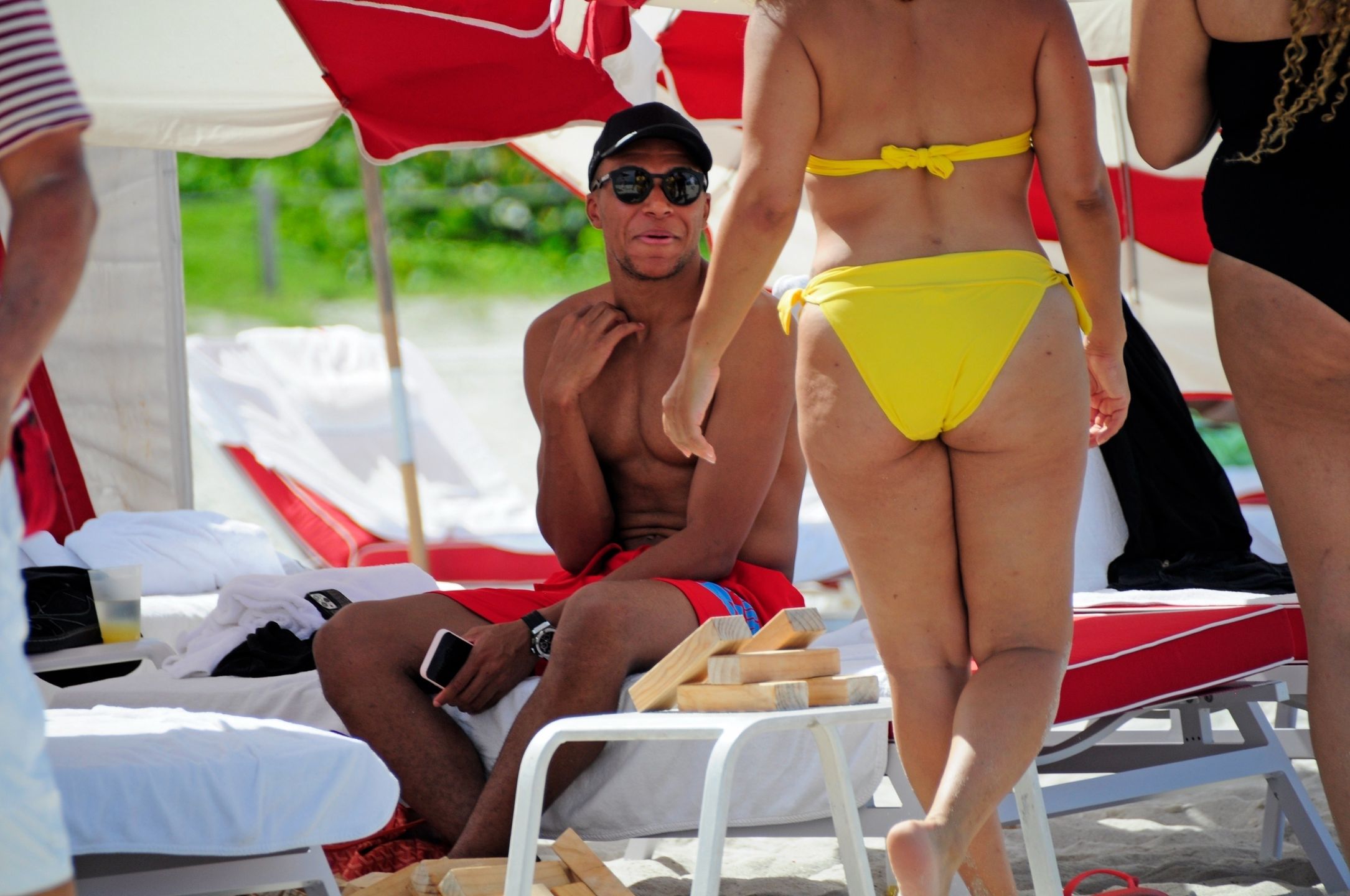 Kylian Mbappe eksponuje wytrenowane ciało na plaży w Miami