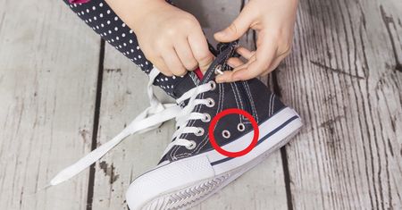 Mało kto o tym wiedział. Do czego służą dwie dziurki w trampkach?