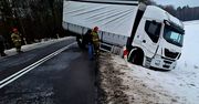 Misie: Zablokowana DW806. Ciężarówka wypadła z drogi, utrudnienia mogą potrwać kilka godzin