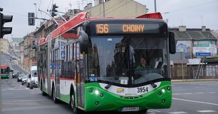 Pasażerowie skarżą się na tłok w autobusach. ZTM: „Cały czas analizujemy sytuację”