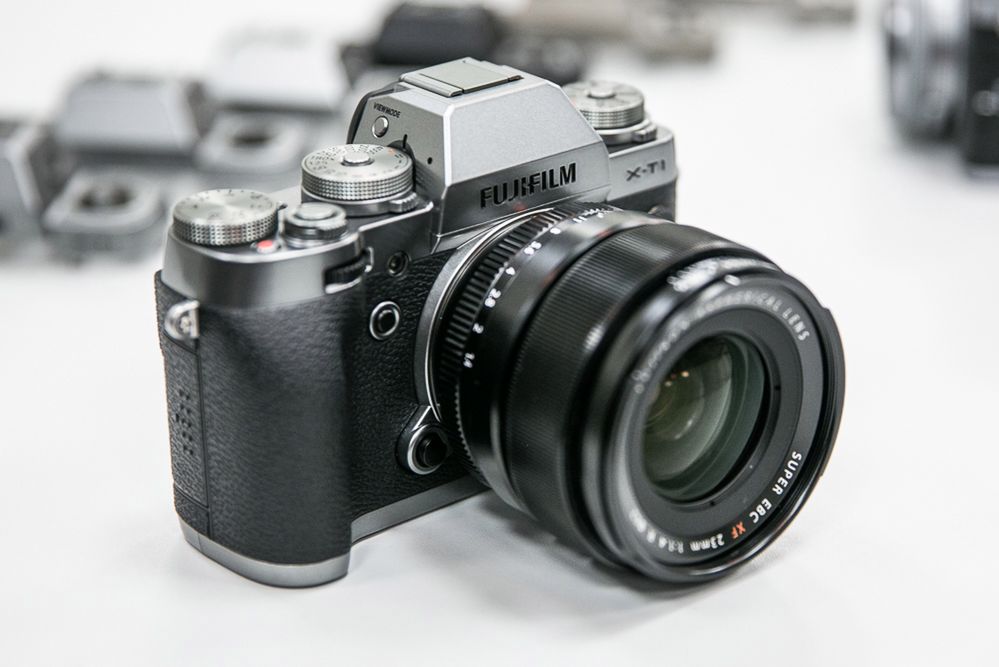 Fujifilm X-T1 Graphite Silver. Czy ma coś więcej, niż nowy kolor obudowy?