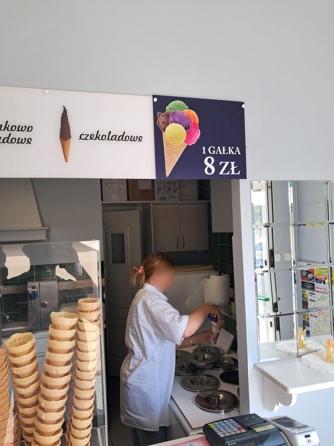 Zdziwił się, gdy dostał gigantyczne lody za 8 zł.