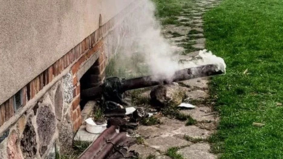 Policjanci uratowali trzech mężczyzn z zadymionego domu.