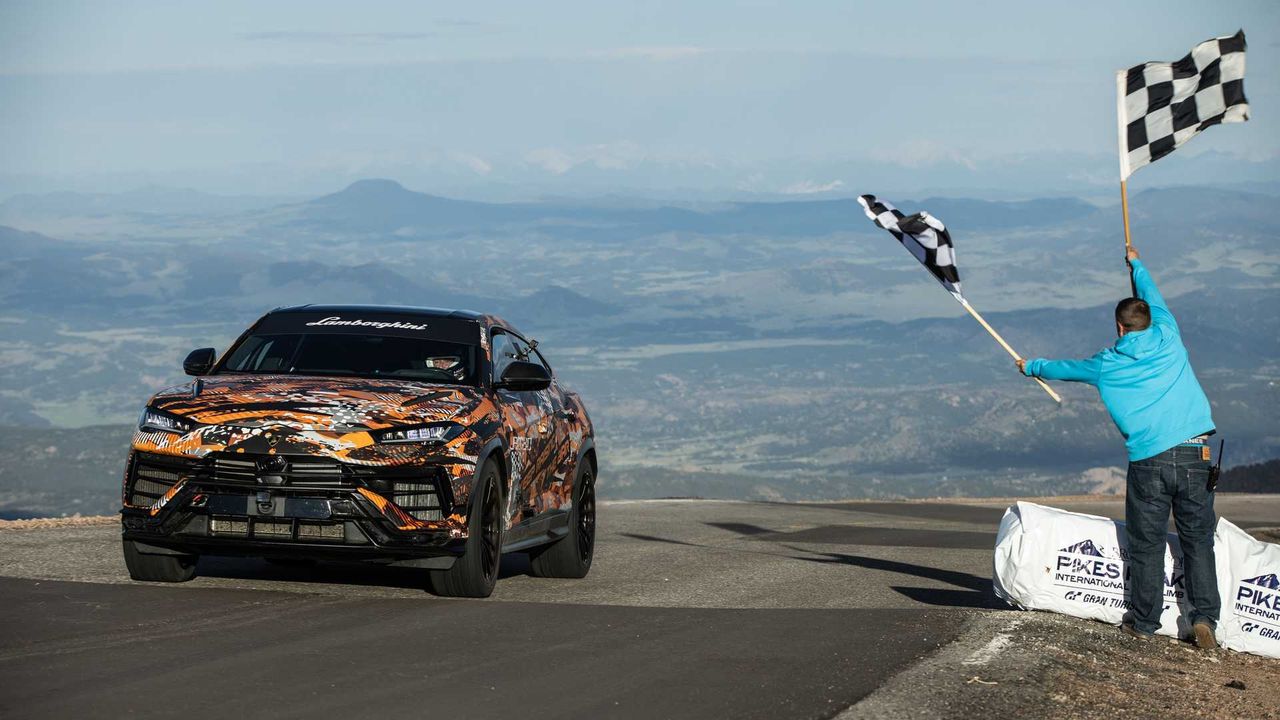 Urus na mecie Pikes Peak