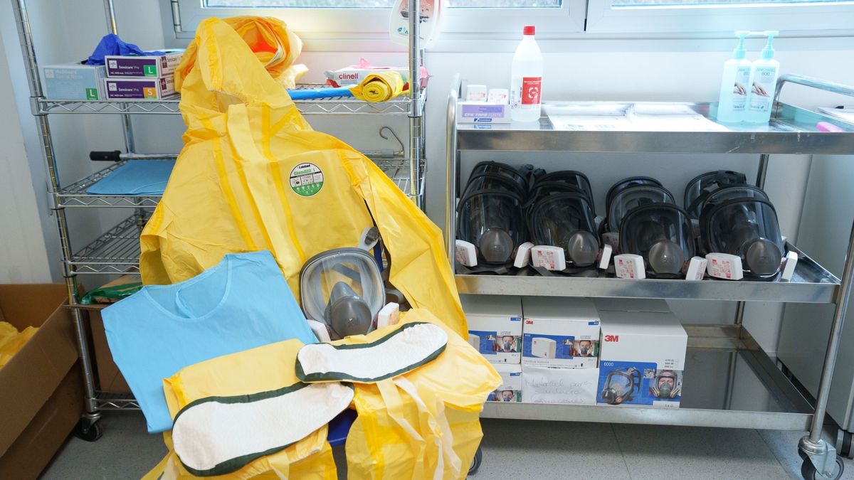 Spain prepares for arrival of passengers of the hantavirus-stricken cruise ship
epa12941671 View of a biohazard suit for staff of High-Level Isolation Unit of La Candelaria University Hospital in the city of Santa Cruz de Tenerife, in Tenerife, Canary Islands, southwestern Spain, 08 May 2026. Spanish authorities prepares for the arrival of cruise ship HV Hondius, affected by a hantavirus outbreak. According to the World Health Organization (WHO), eight cases of hantavirus have been reported, including three deaths, on the cruise ship that is expected to dock in the Canary Islands at the weekend.  EPA/Ramon De La Rocha 
Dostawca: PAP/EPA.
Ramon De La Rocha
health, crisis, virus, outbreak